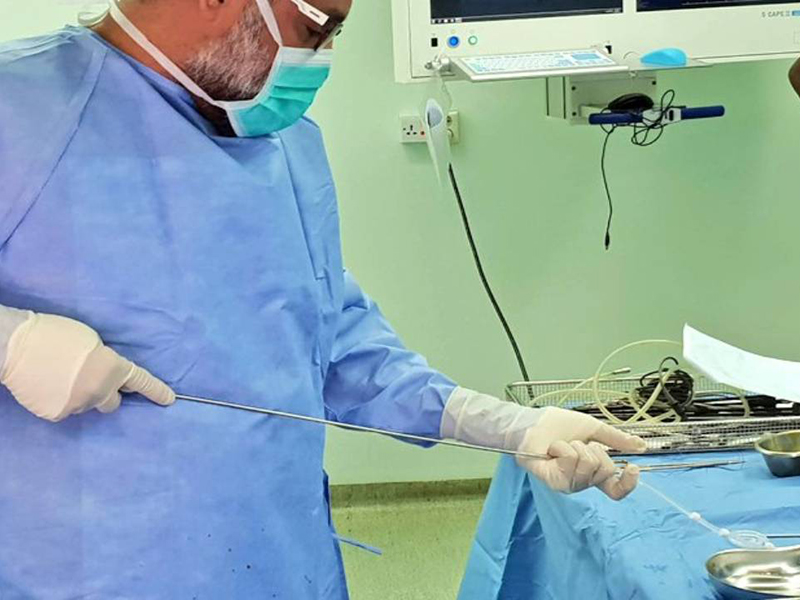 طبيب سعودي يحوّل علّاقة ملابس إلى أداة جراحية وينقذ حياة مريض